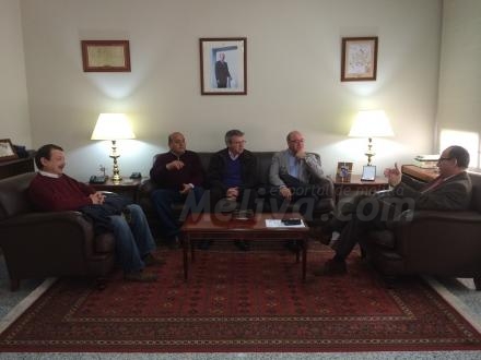 El la imagen, el delegado del Gobierno junto a representantes del sindicato UGT del sector...